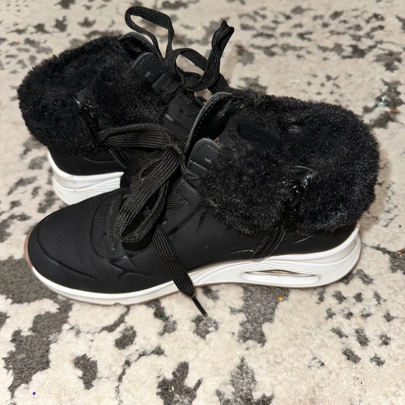 Like New Skechers Girls Black Wrap Fur High Top SneakersSize 2.5
